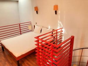 ein kleines Schlafzimmer mit einem roten Bett in einem Zimmer in der Unterkunft Tania-Frankfurt Hotel in Bukarest