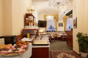 um quarto com uma mesa cheia de diferentes tipos de comida em FLEUR DE LIS HOTEL em Praga