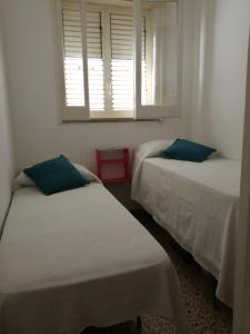 Zimmer mit 2 Betten und einem Fenster in der Unterkunft Il Ficupala, Pozzallo Sea House in Pozzallo