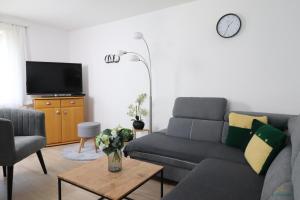 ein Wohnzimmer mit einem Sofa und einem Tisch in der Unterkunft Haus Silvia 