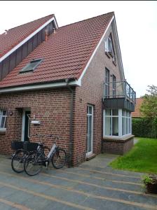 a bike parked in front of a brick house at Karkpolder Residenz Haus 3 in Langeoog