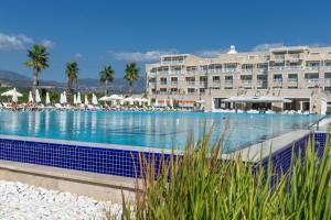 una gran piscina frente a un hotel en Andriake Beach Club Hotel, en Demre