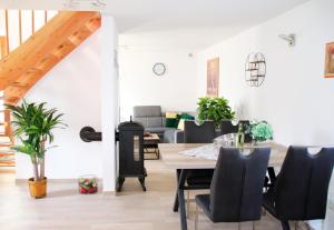 a dining room with a table and chairs at Haus Silvia in Gostorf