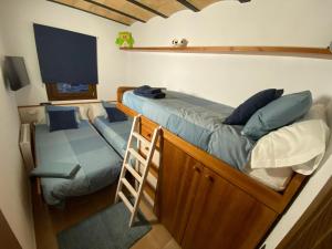 ein Etagenbett und ein Stuhl in einem Zimmer in der Unterkunft Lo Petit Refugi in Camprodon