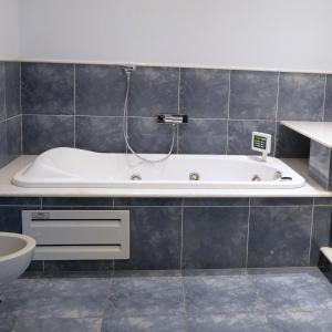 uma banheira na casa de banho com um lavatório em Casino di Pragatto em Crespellano