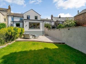 uma vista para uma casa com um quintal em Northdene - 5 star Lake District Cottage em Cockermouth