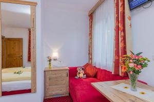 Łóżko lub łóżka w pokoju w obiekcie Hotel - Pension Ötzmooshof