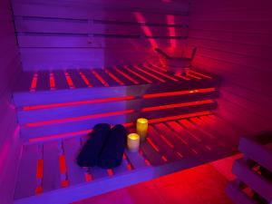 una habitación con luces y zapatos rojos y azules en OXXOTEL, en Valognes