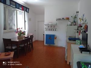 una cucina e una sala da pranzo con tavolo e frigorifero di La Casa dei Daini a Ronciglione