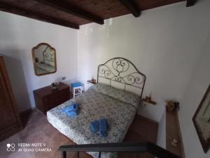 una camera con letto e specchio di La Casa dei Daini a Ronciglione