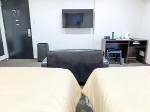 Televiisor ja/või meelelahutuskeskus majutusasutuses HOTEL LiVEMAX Kyoto Nijojonishi