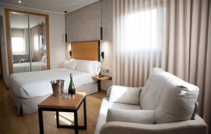 Postel nebo postele na pokoji v ubytování Sercotel Gran Fama