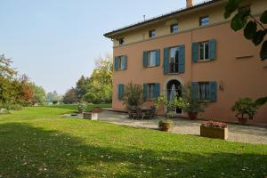 a large house with a lawn in front of it at Casino di Pragatto in Crespellano