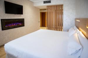 Postel nebo postele na pokoji v ubytování Sercotel Gran Fama