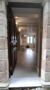 einen Flur mit offener Tür in einem Gebäude in der Unterkunft Marietta's House in Rhodos (Stadt)