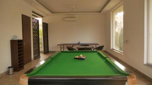 Biliár nebo kulečník v ubytování Trinantara Resort & Spa