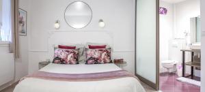 1 dormitorio con 1 cama grande y espejo en HOTEL DES DAUPHINS, en Bourgoin