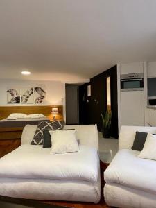 Postel nebo postele na pokoji v ubytování Mosaikon Guesthouses #Aiolou Str