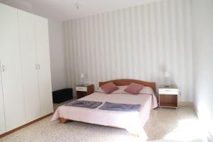 ein Schlafzimmer mit einem Bett und zwei Nachttischen in der Unterkunft Seaview 3 bedroom apartment in Sliema in Sliema