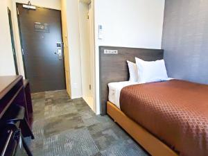 HOTEL LiVEMAX Tachikawa Ekimae客房内的一张或多张床位