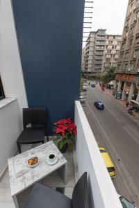 balcone con tavolo e vista sulla strada di Evita Asty ad Atene