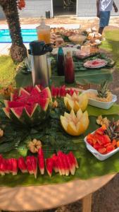 uma mesa com um monte de frutas e vegetais sobre ela em Chácara Misfav capacidade de 200 pessoas em Mogi das Cruzes