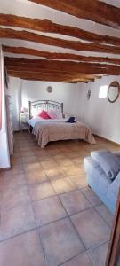 - une chambre avec un lit et un canapé dans l'établissement Villa Ugijar, à Ugíjar