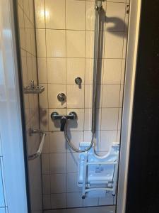 a bathroom with a shower with a toilet in it at Ferienwohnungjahrsfeld in Straßenhaus