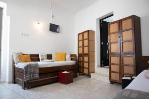 - une chambre avec un lit, une télévision et une fenêtre dans l'établissement Cosy apartment in city centre, à Oradea
