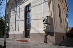 une boîte à eau sur le côté d'un bâtiment dans l'établissement Cosy apartment in city centre, à Oradea