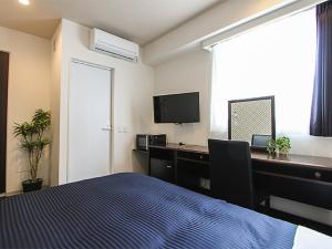 東京にあるホテルリブマックス浅草スカイフロントのベッドルーム1室(ベッド1台、デスク、コンピュータ付)