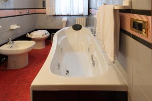 帕多瓦的住宿－Residence La Fenice，带浴缸、卫生间和盥洗盆的浴室