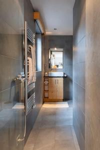 uma pequena casa de banho com um lavatório e um balcão em Luxurious Chalet in Verbier em Verbier
