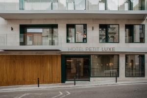 un hotel pertenece a un edificio en vivo en una calle de la ciudad en Hotel Petit Luxe en Terrassa