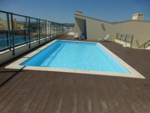 una piscina en el balcón de una casa en Algarve T2 apartment with pool and balcony in Olhão, en Olhão