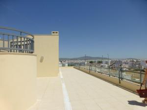balcón con vistas a la ciudad en Algarve T2 apartment with pool and balcony in Olhão, en Olhão