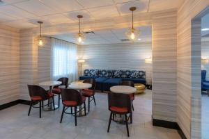 Posezení v ubytování Wingate by Wyndham - DFW North