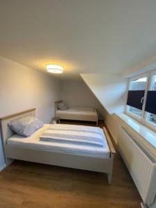 een kleine kamer met een bed en een raam bij FerienanlageKappeln in Kappeln