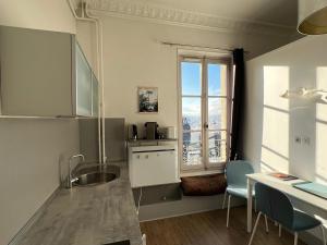 une cuisine avec un évier et une fenêtre dans l'établissement Studio Aix-les-Bains, 1 pièce, 1 personne - FR-1-555-77, à Aix-les-Bains