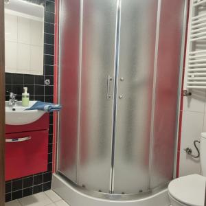 レバにあるWilla Asterのバスルーム(シャワー、洗面台、トイレ付)