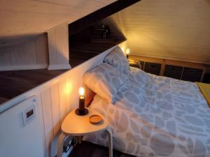 um quarto com uma cama com uma vela sobre uma mesa em The Old Bakery em Berwick-Upon-Tweed