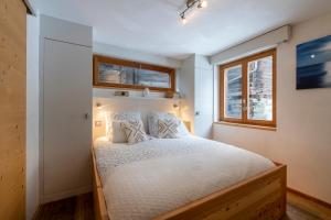 sypialnia z łóżkiem i oknem w obiekcie Luxurious Chalet in Verbier w mieście Verbier