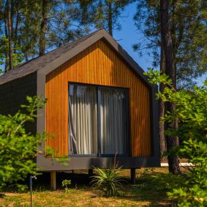 une petite maison avec un extérieur orange et noir dans l'établissement Quinta do Pedregal Hotel & Spa, à Vila Nova de Gaia