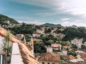 uma vista para uma cidade a partir do telhado de um edifício em Santa Teresa Hotel RJ - MGallery no Rio de Janeiro