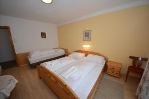 Łóżko lub łóżka w pokoju w obiekcie Haus Kleineisen by Châtel Reizen