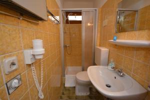 łazienka z toaletą i umywalką w obiekcie Haus Kleineisen by Châtel Reizen w mieście Zell am See