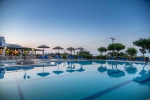 Bazén v ubytování Semiramis Village Hotel nebo v jeho okolí