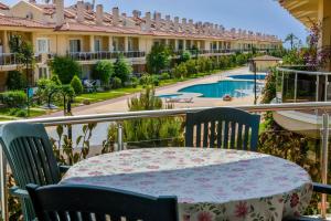 Bazén v ubytování SUNSET BEACH CLUB LEBRENTALS nebo v jeho okolí
