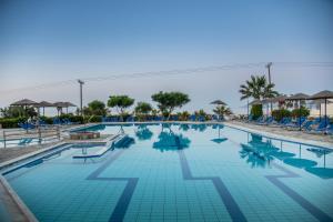 Bazén v ubytování Semiramis Village Hotel nebo v jeho okolí