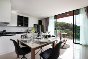 a kitchen and dining room with a table and chairs at Condo Viva Patong A401 in Patong Beach
